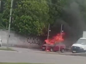 [Vídeo] Carro pega fogo perto da Passarela da Ufal e é destruído pelas chamas em Maceió