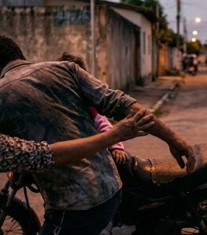 Mulher é agredida ao impedir companheiro embriagado de levar filha em moto