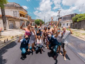 Prefeito JHC acompanha pavimentação de ruas para beneficiar 55 mil pessoas no Tabuleiro