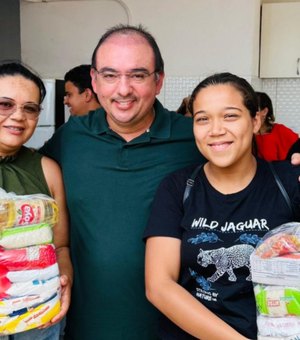 Prefeitura de Junqueiro entrega cestas básicas a famílias atendidas pela Casa da Sopa