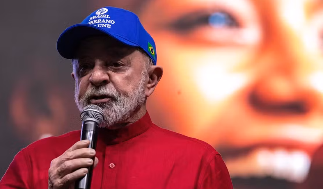 Lula ironiza Bolsonaro e sugere que ele transfira título de eleitor para os EUA