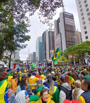 Apoiadores de Flávio Bolsonaro se reúnem para ato na Avenida Paulista