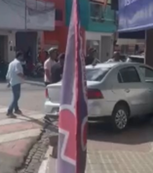 Carro desgovernado invade estabelecimento comercial em Palmeira dos Índios