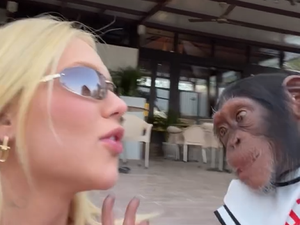 Virginia surge beijando macaco durante viagem de luxo em Dubai