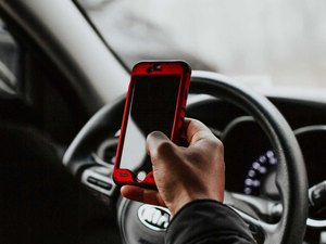 Multas por uso de celular ao volante crescem 33% em 2018