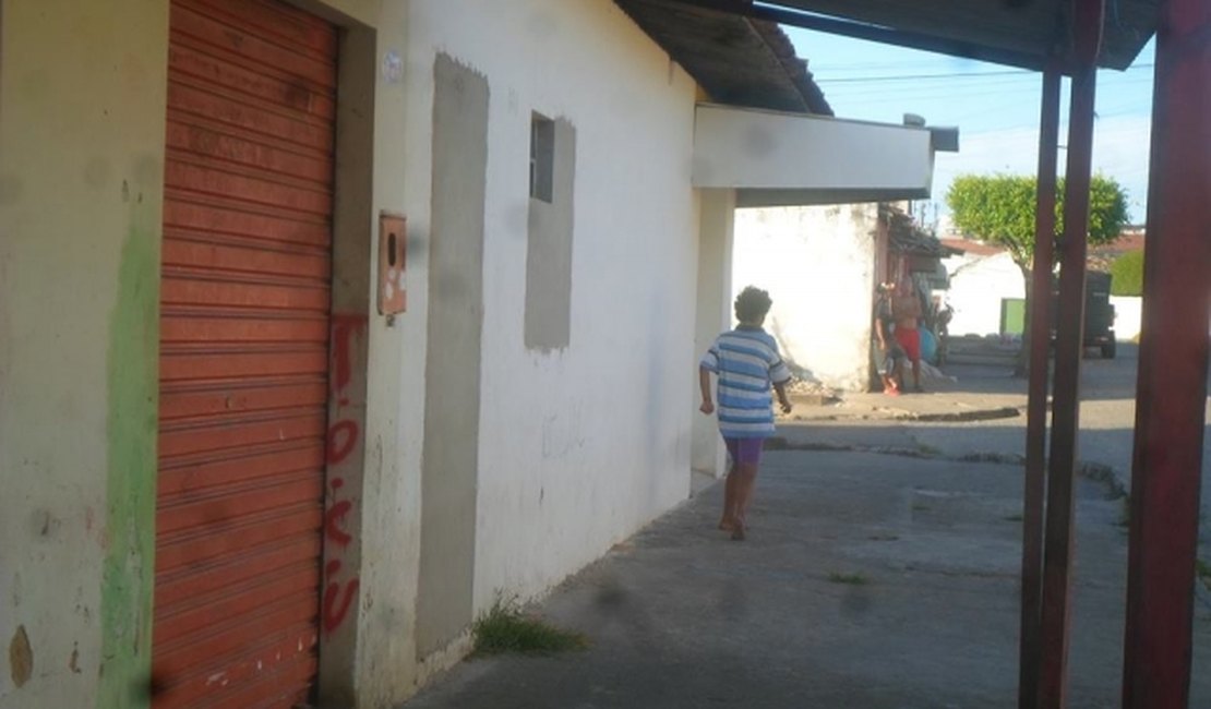 Mulher com problemas mentais é flagrada andando nua no bairro Cacimbas