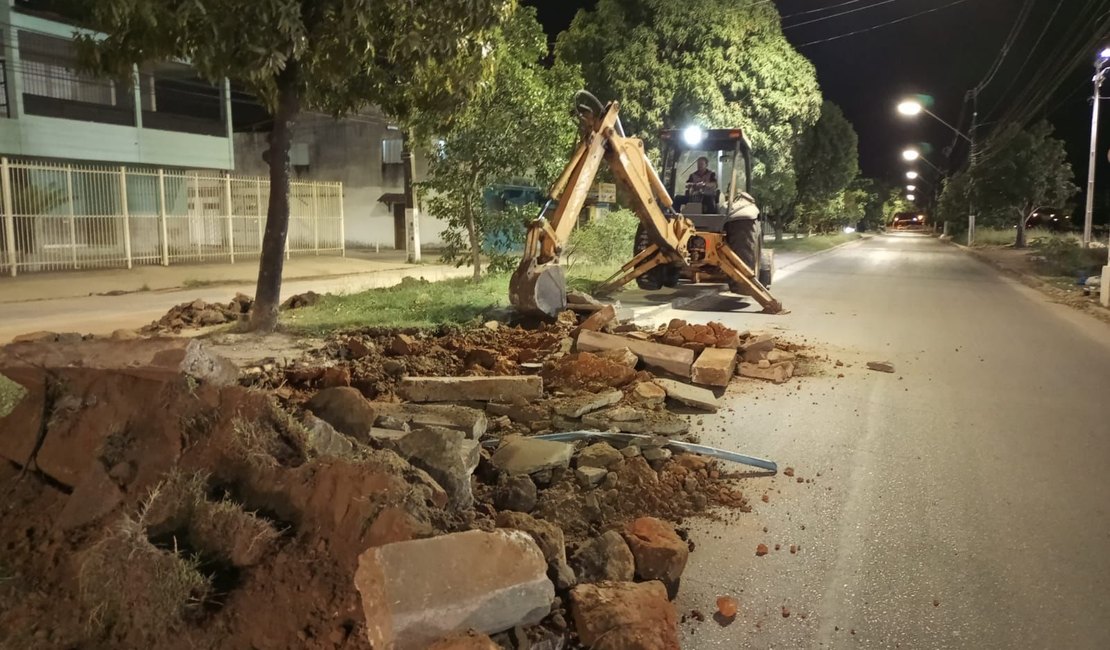 Canteiro central da avenida principal do Benedito Bentes 2 está sendo reduzido