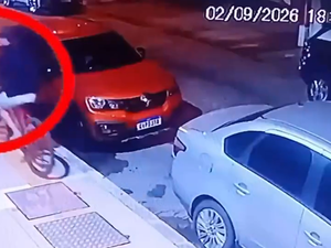 Mulher tem corrente arrancada do pescoço enquanto andava na Ponta Verde