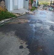 Tubulação se rompe em via pública e causa desperdício de água em Porto Calvo