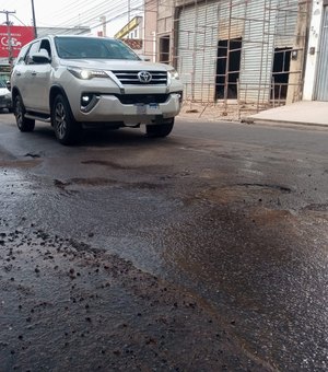 [Vídeo] Vazamento de água é registrado na Rua 15 de Novembro, no Centro de Arapiraca