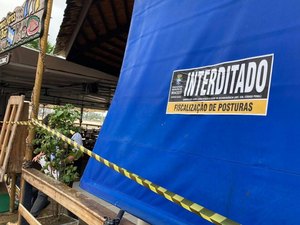 Barraca em risco de colapso é interditada na orla de Maceió