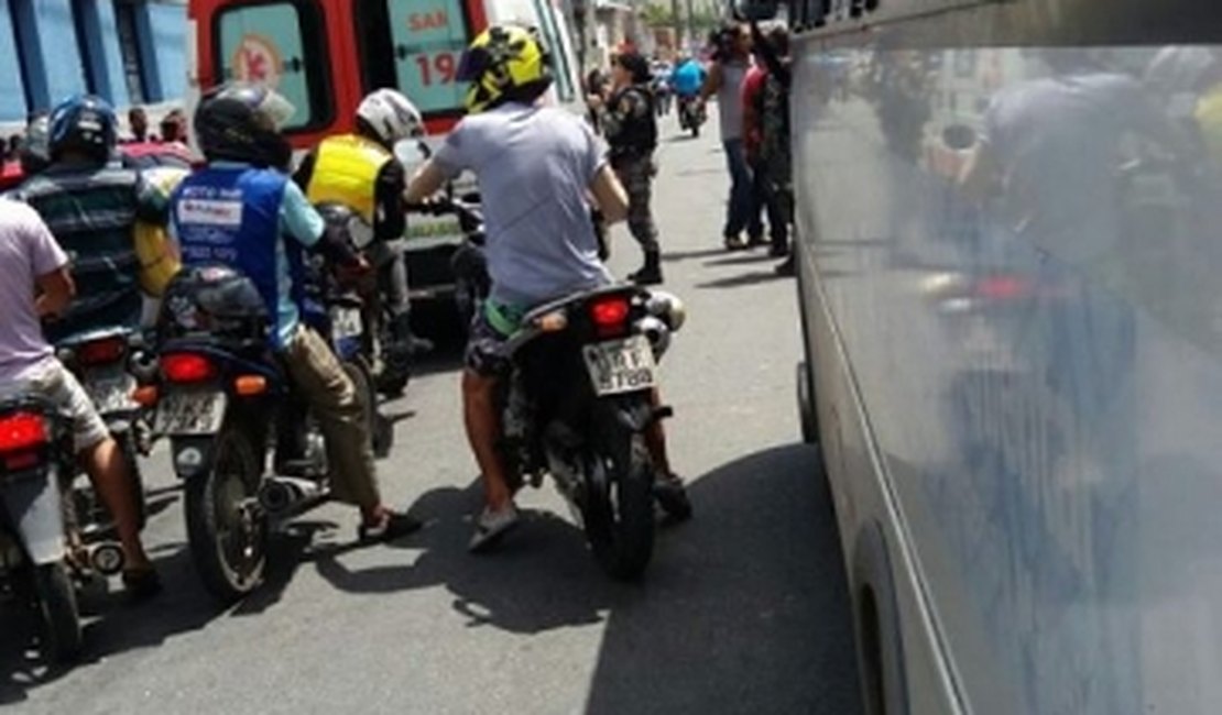 Tentativa de assalto a ônibus deixa quatro pessoas feridas na Cambona