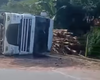 Caminhão carregado de madeira tomba na região da Cachoeira do Meirim, em Maceió