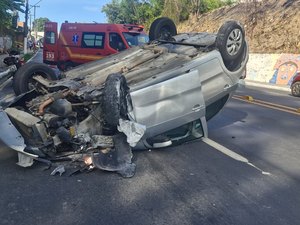 [Vídeo] Jovem fica ferido após bater em poste e carro capotar na Av. Governador Lamenha Filho