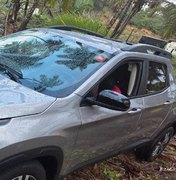 Jovem é encontrado morto dentro de carro em Riacho Doce; polícia investiga
