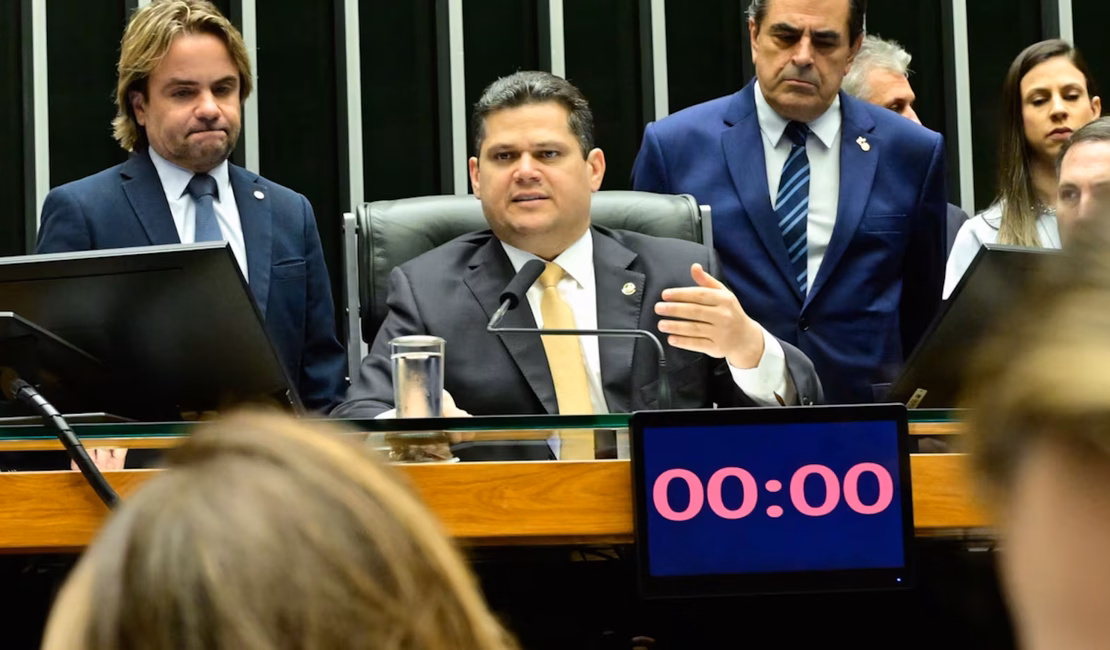 Congresso derruba vetos de Lula a projeto que reduz penas de Bolsonaro e condenados pelo 8/1