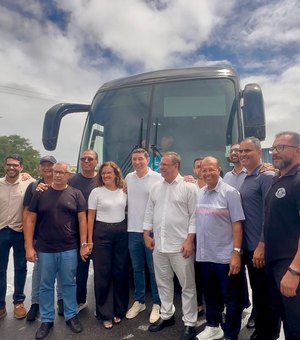 Luciano Barbosa entrega novo ônibus para o ASA e anuncia obras no Zélia Barbosa Rocha