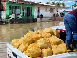 Prefeita de São Luís do Quitunde entrega cestas básicas às famílias vítimas da chuva