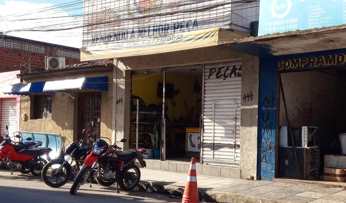 Bombeiros são acionados para retirar cobra de dentro de loja em Arapiraca