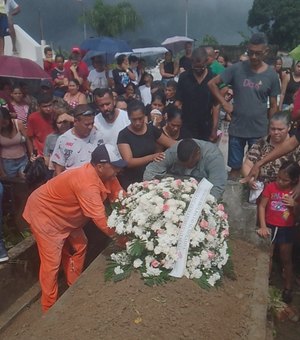 [Vídeo] Corpo de menina esfaqueada é sepultado; mãe foi presa pelo crime