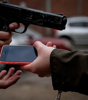 Criminoso rouba celular de pedestre no Centro de Arapiraca