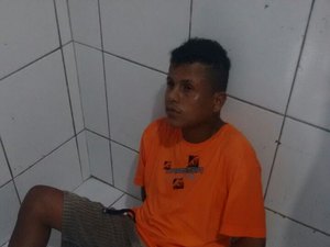 Jovem é preso escondendo cocaína em telhado de residência 