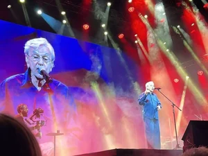 Caetano Veloso faz discurso sobre o Brasil sob gritos de 'sem anistia'