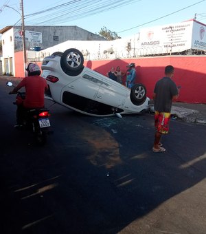 Veículo capota próximo a um bar no bairro Brasília em Arapiraca