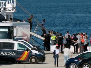 Novo barco humanitário chega com imigrantes na Espanha