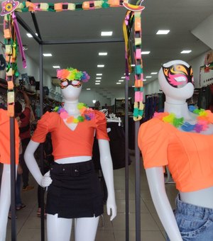 [Vídeo] Acessórios de Carnaval decoram vitrines, atraem clientes e aquecem as vendas em Arapiraca