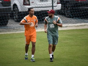 Ronaldinho Gaúcho vai a campo e faz primeiro treino pelo Flu