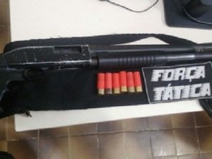 Homem que estava com espingarda calibre 12 é preso pela polícia