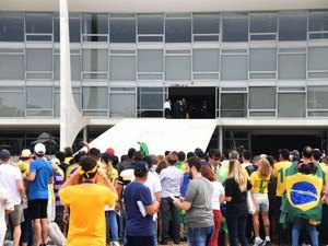 Homem mostra órgão sexual e é agredido durante posse de Bolsonaro