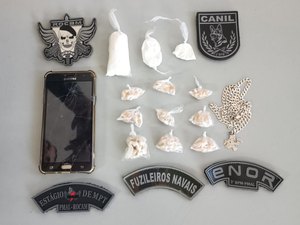 Polícia apreende drogas com jovem em atitude suspeita no bairro Cacimbas