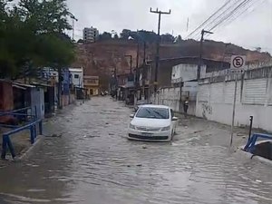 Córrego transborda e causa transtornos na Grota do Arroz, em Maceió