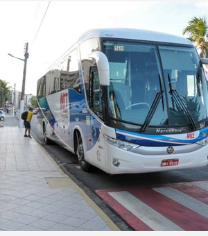 SMTT alerta motoristas para não estacionarem em via dupla na orla de Maceió