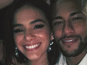 Bruna Marquezine janta com Neymar em Paris, após temporada na Grécia
