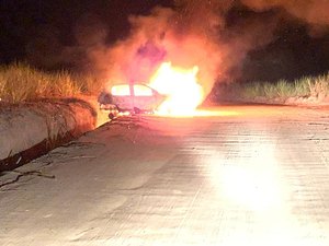 Carro de motorista de aplicativo é incendiado no Passo de Camaragibe