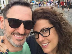 Ex-esposa consegue medida protetiva contra Paulo Miklos, do Titãs