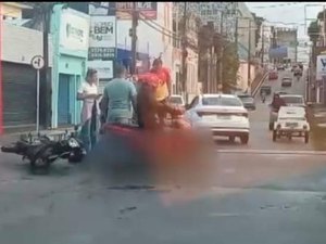 Colisão entre carro e motocicleta deixa mulher ferida no Centro de Maceió