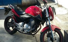 Menor assalta pedestres, sofre acidente com moto utilizada no crime e é apreendido por populares