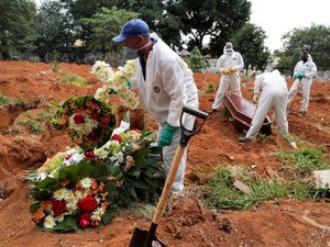 Brasil registra 1.300 mortes por covid-19 nas últimas 24h