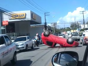 Veículo capota em colisão na Avenida Gustavo Paiva