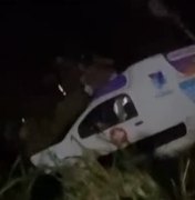 Ambulância de prefeitura cai em ribanceira e é removida com guindaste em Rio Largo