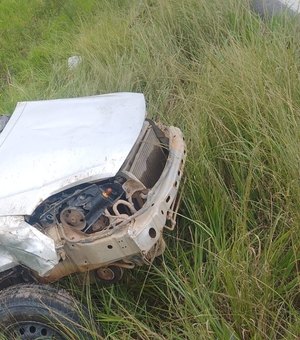 Capotamento deixa dois feridos na zona rural de Joaquim Gomes