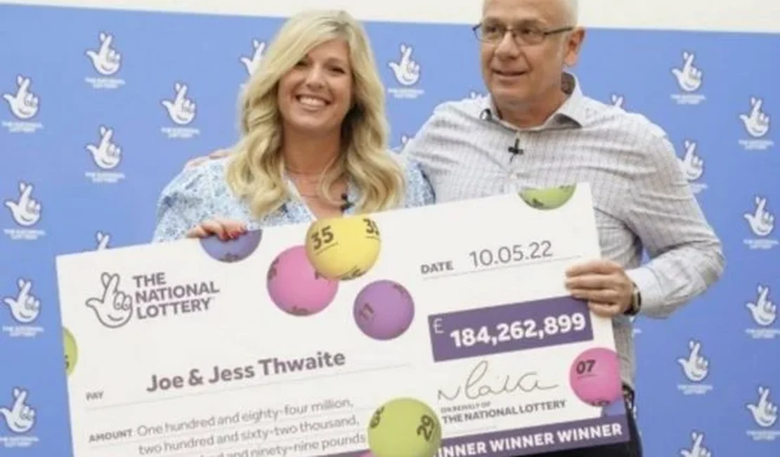 Após ganhar R$ 1,1 bilhão na loteria, casal decide comprar carro usado