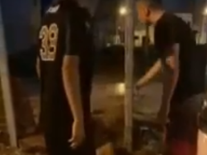 [Vídeo] Falsos policiais são flagrados agredindo moradores de rua em Maceió