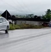 Caminhão baú tomba e derruba poste após derrapar na pista em Coité do Nóia