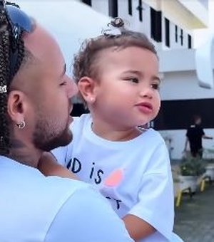Neymar se despede da filha antes de viagem para Maceió com delegação do Santos
