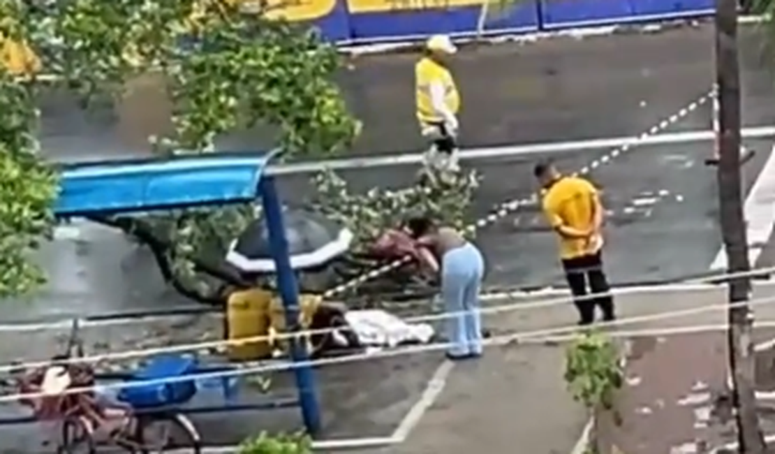 Mulher fica ferida após ser atingida por galho de árvore no bairro da Pajuçara